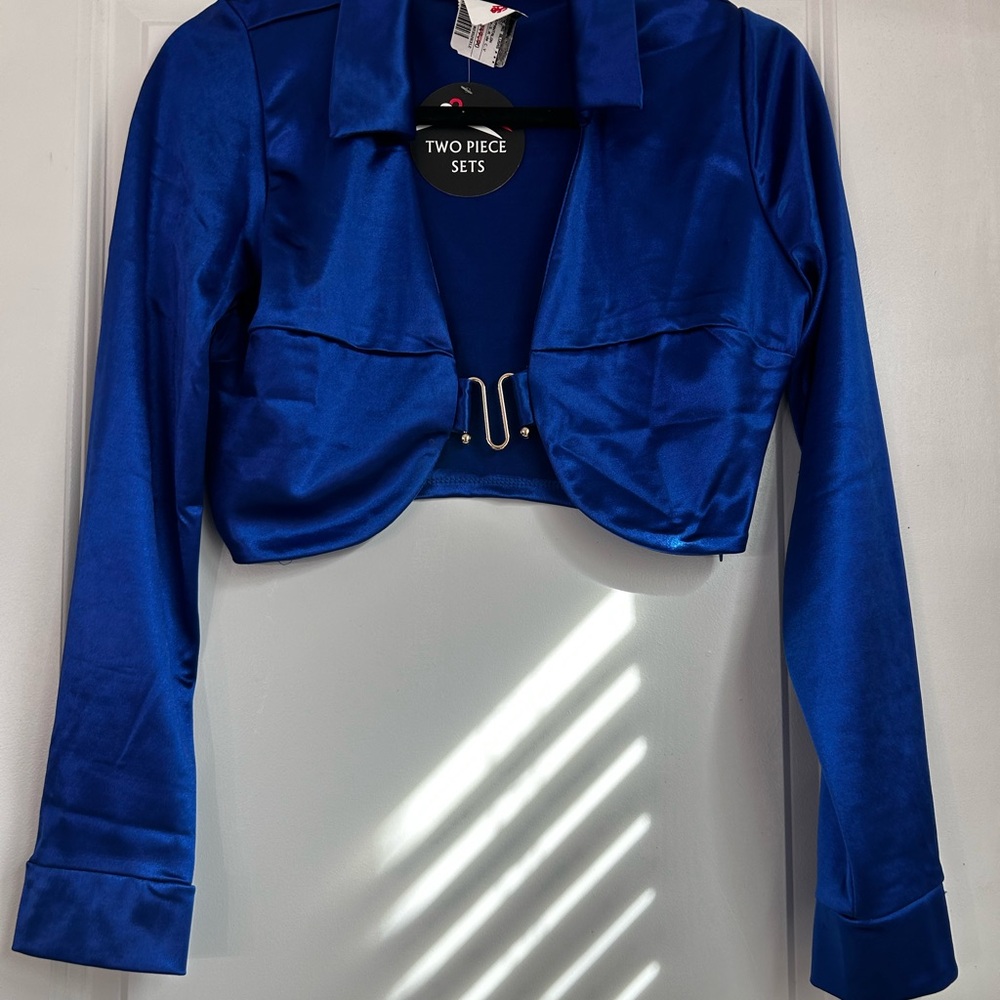 DOES NOT COME WITH BOTTOM(shirt only)